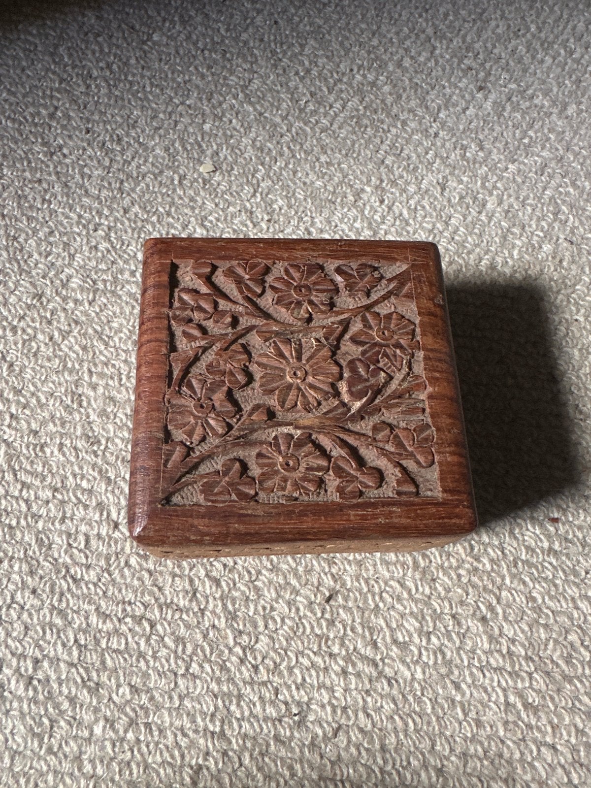 Houten doosje met bloemenreliëf, Ophalen of Verzenden