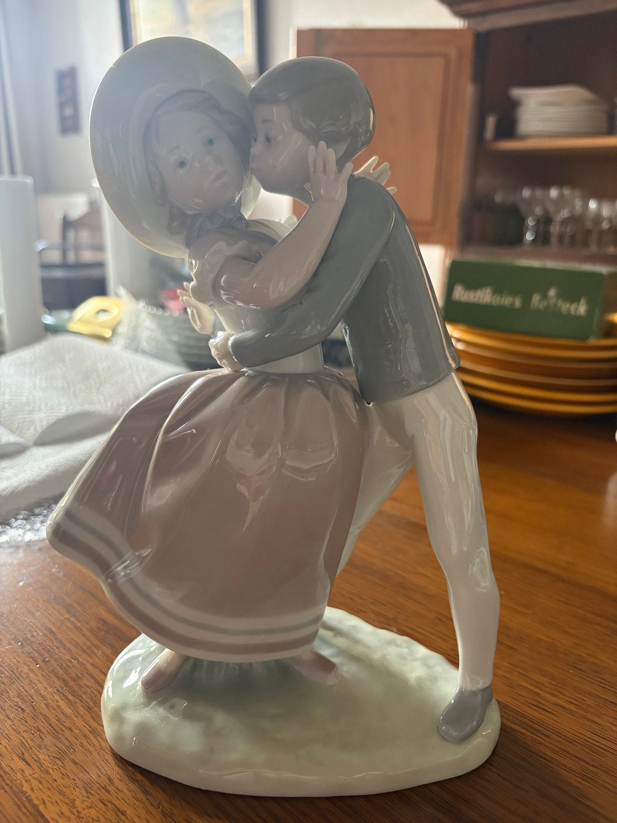 Lladro beeldje 'Jongen kust meisje' - Romantisch porselein, Ophalen of Verzenden, Zo goed als nieuw, Mens
