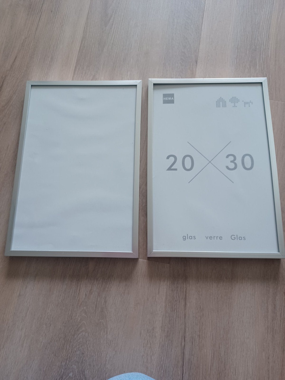 2 Schilderijtjes/Fotolijstjes met Grijze Rand (20x30 cm), Ophalen, Gebruikt, Glas, Hangend