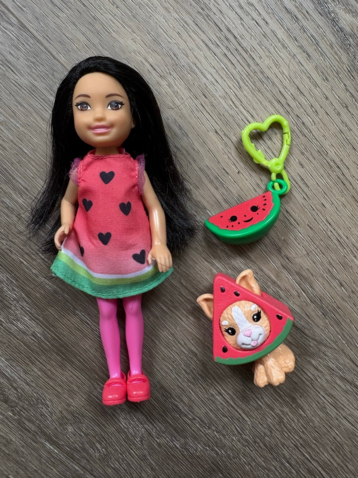Barbie Chelsea pop met watermeloen jurk en accessoires, Ophalen of Verzenden, Zo goed als nieuw, Barbie