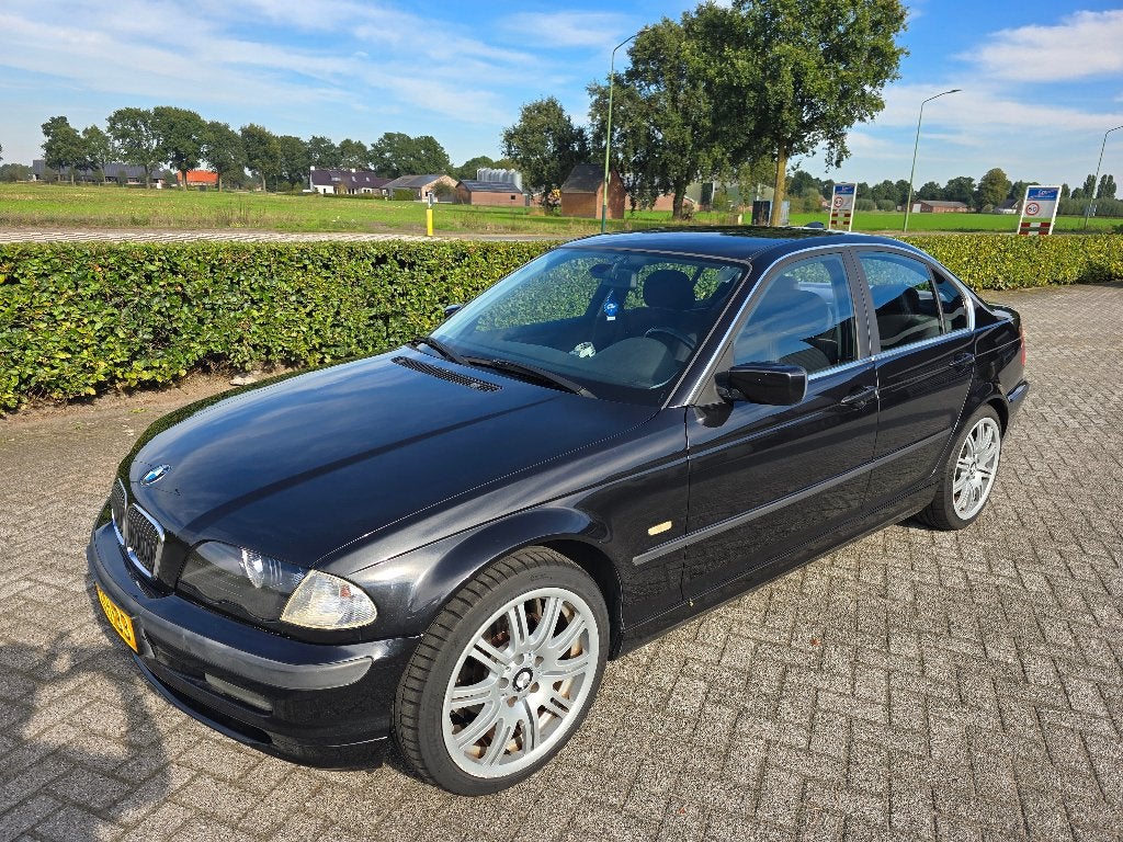 BMW 3-Serie 2.0 I 320 1998 Zwart (boekje aanwezig), Bluetooth, 1340 kg, Zwart, 75 €/maand