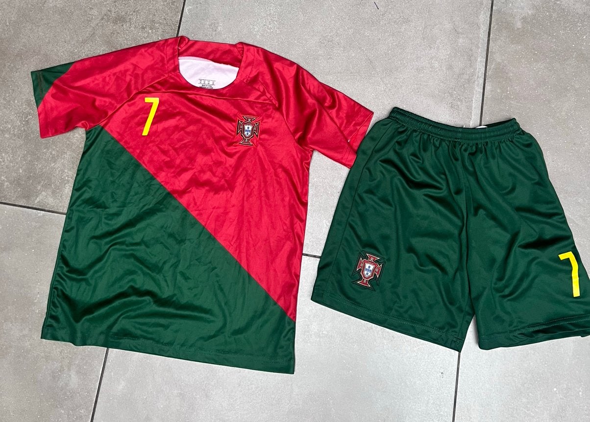 CRISTIANO RONALDO PORTUGAL SHIRT + SHORT BROEK VOETBALTENUE, Ophalen of Verzenden, Zo goed als nieuw, Jongen of Meisje, Sport- of Zwemkleding
