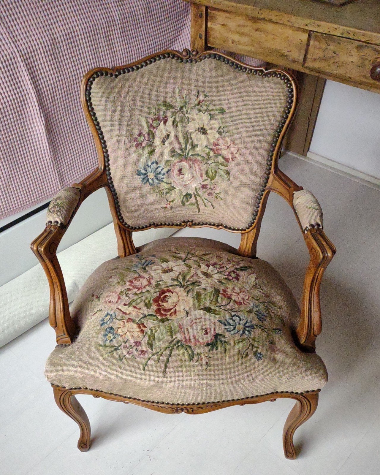 2 Antieke stoelen met borduurwerk - roze en taupe, Ophalen