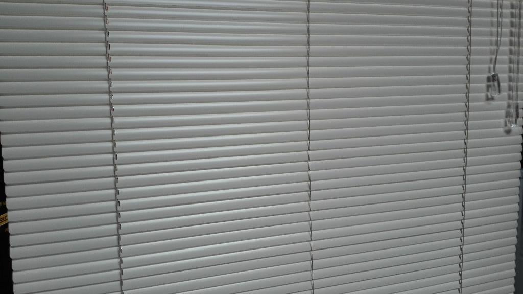 Gebroken wit horizontale jaloezie 16 mm luxaflex 1.48 x 70, Huis en Inrichting, Zo goed als nieuw, Wit, 100 tot 150 cm, 50 tot 100 cm