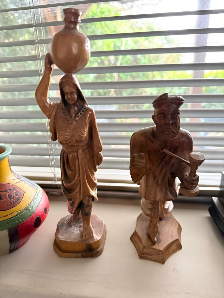 2 Houten Beeldjes: Vrouw met Kruik & Man met Pijp, Antiek en Kunst, Ophalen