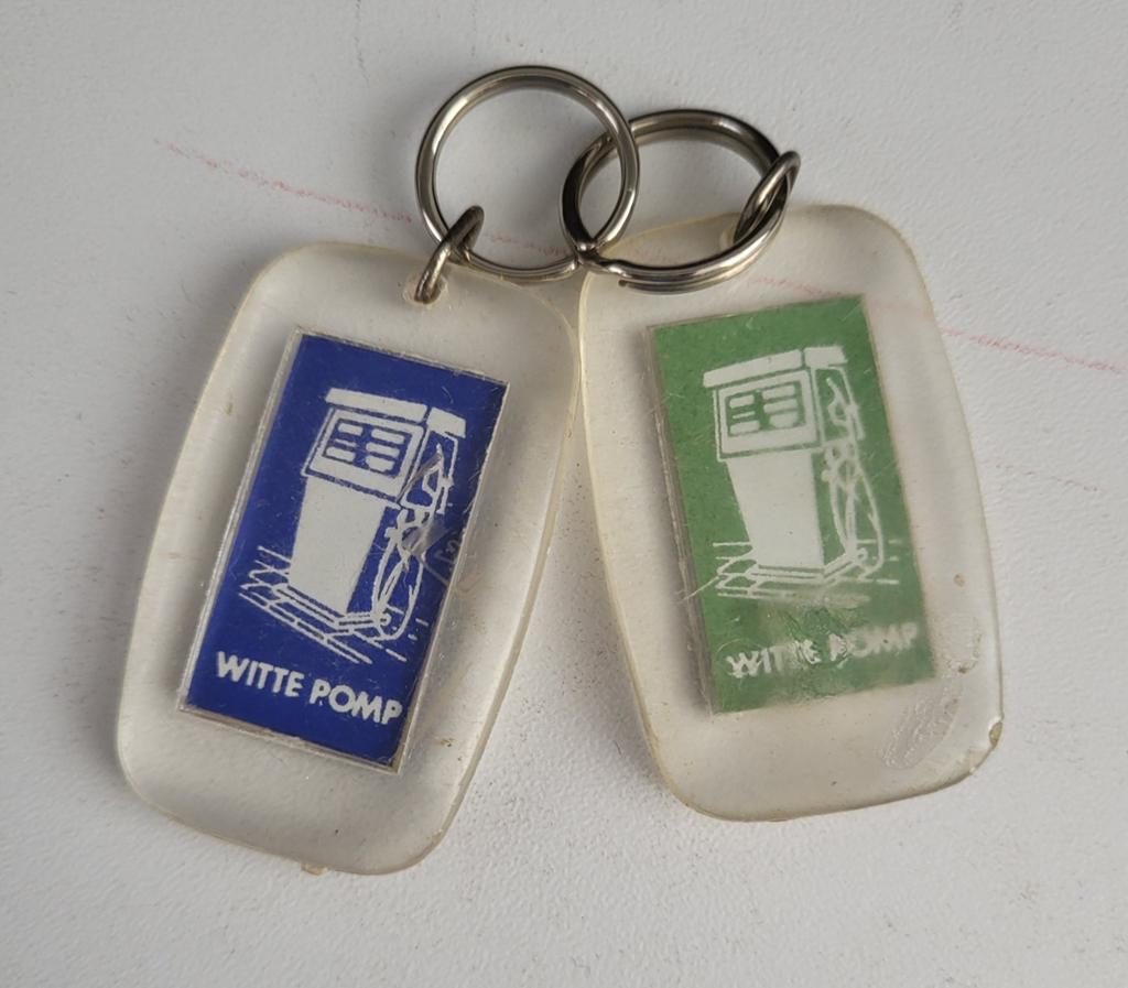 Vintage Sleutelhanger Witte Pomp Gebr. Eliëns Zeelst, Ophalen of Verzenden, Gebruikt, Overige typen
