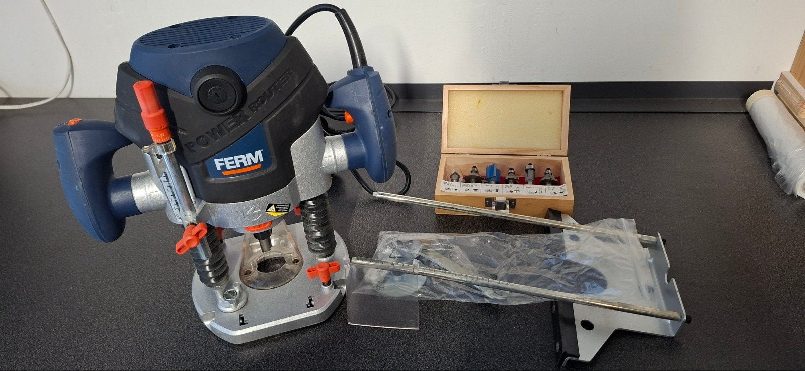 Ferm Precision Bovenfrees 1300W met exta frezenset, Doe-het-zelf en Verbouw, Gereedschap | Freesmachines, Ophalen of Verzenden