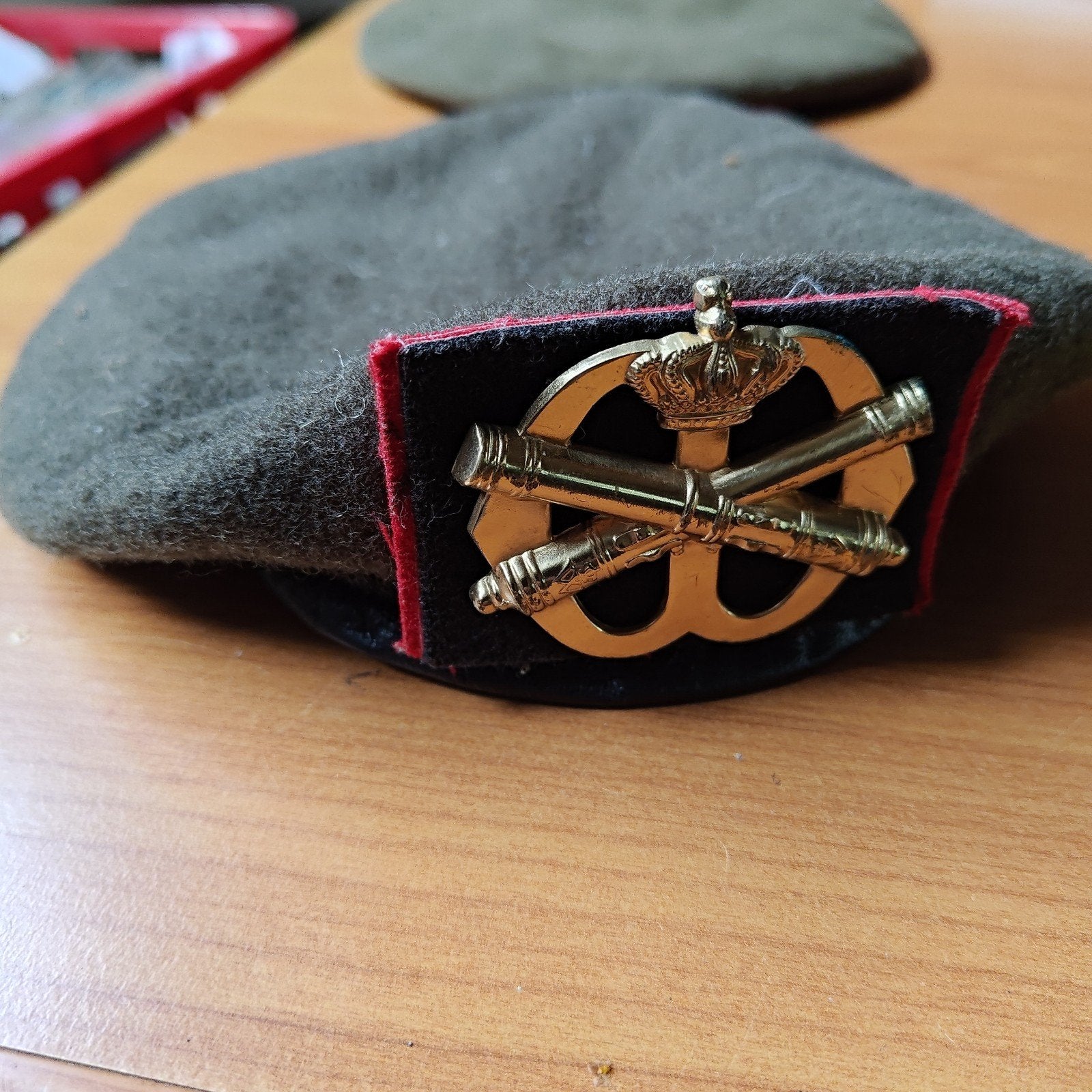 Militaire baret met embleem - Landmacht, Ophalen of Verzenden