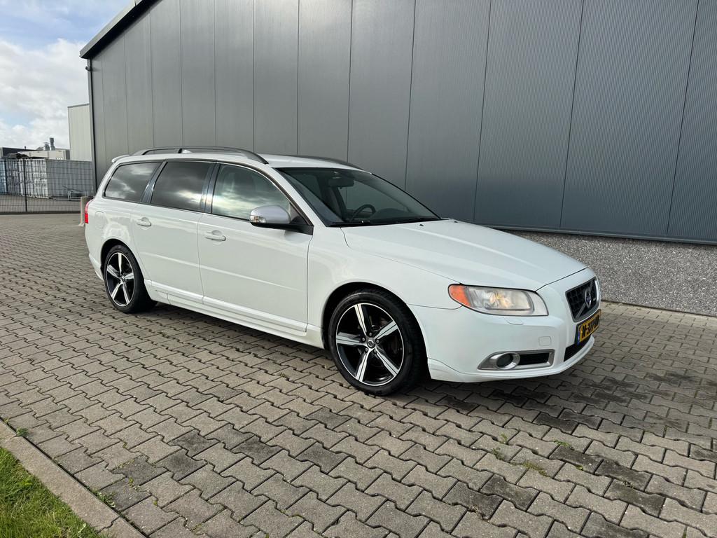 Volvo V70 2.5 FT *YOUNGTIMER* R-DESIGN (bj 2010, automaat), Auto's, Automaat, Traction-control, 93 €/maand, Euro 4