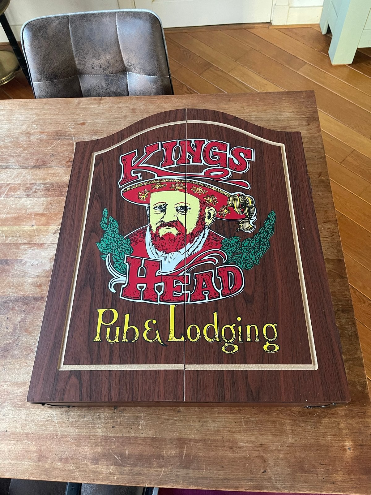 Kings Head Dartbordset met houten kast en accessoires nieuw, Sport en Fitness, Ophalen, Nieuw, Dartbord met pijlen