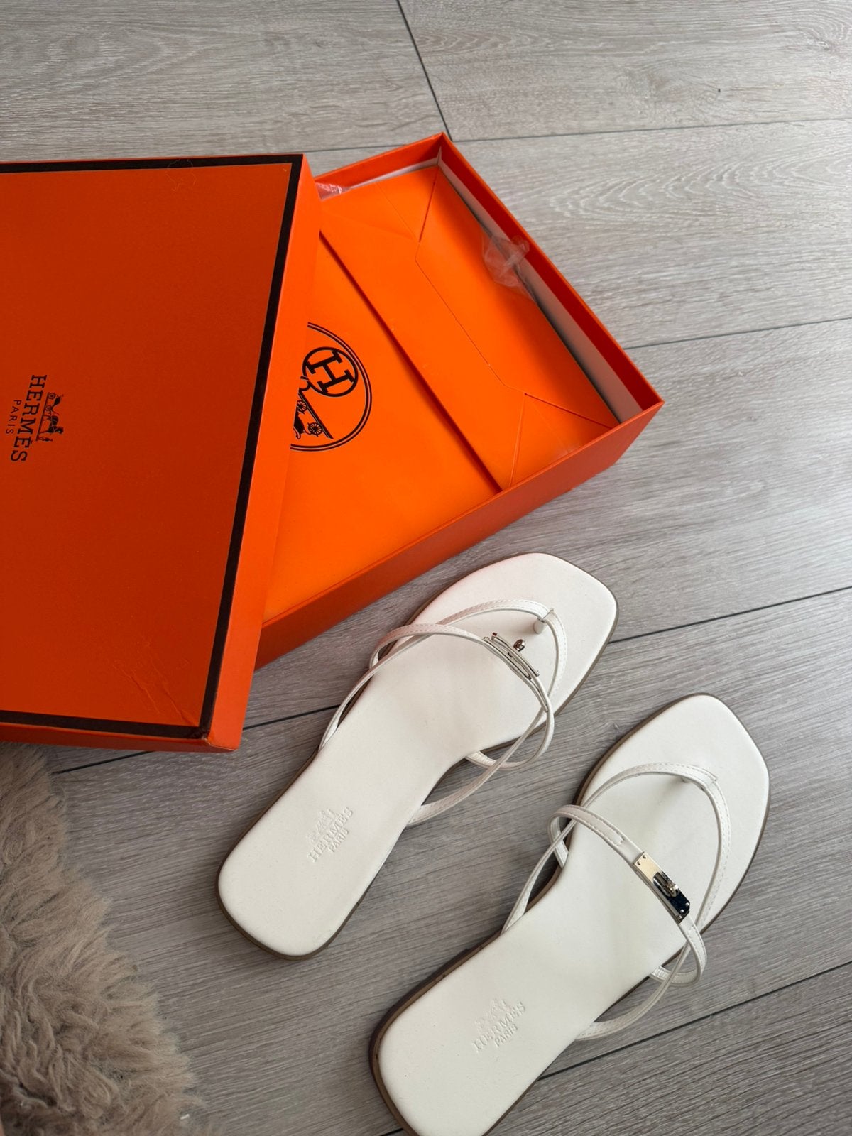 Hermes slippers - valt als 39/40, Kleding | Dames, Schoenen, Verzenden, Nieuw, Wit