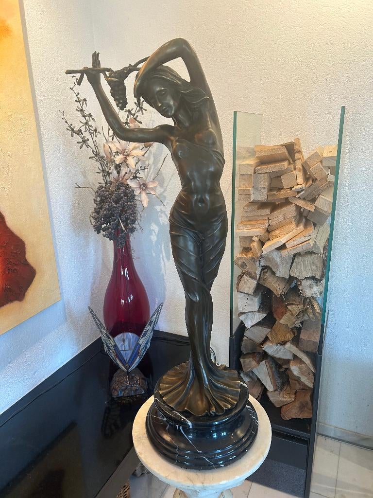 Bronzen beeld van een prachtige dame, signed Aldo Vitaleh, Ophalen, 50 - 100 cm, Brons, Beeld