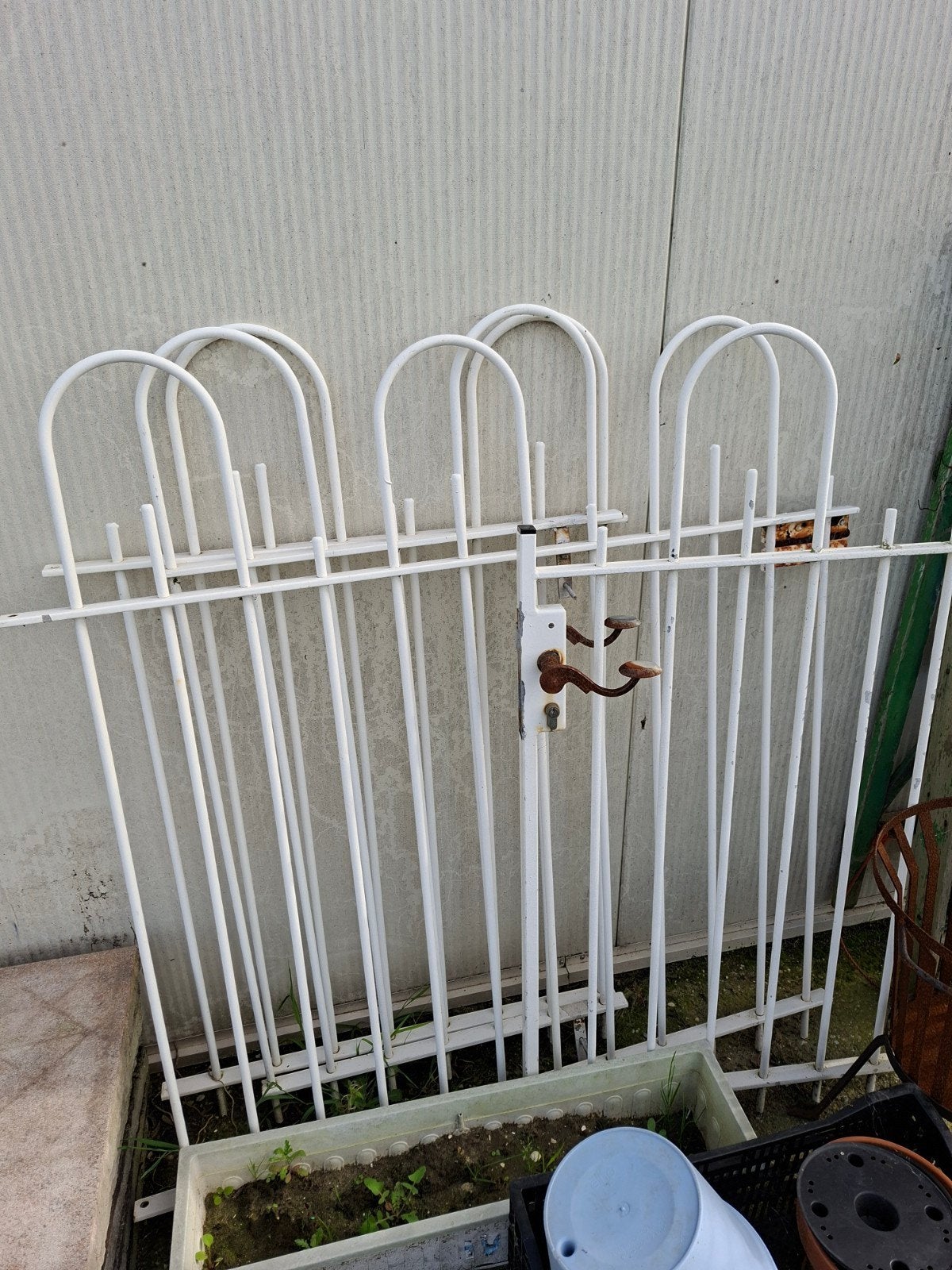 Wit spijlenhekwerk met poort - Gebruikt, Tuin en Terras, Ophalen, Met poort, Gebruikt, Spijlenhekwerk
