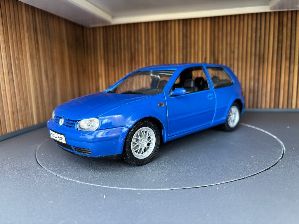 VW Golf 4 GTi 1:18 Revell Blauw MJ, Ophalen of Verzenden, Zo goed als nieuw, Auto, Revell