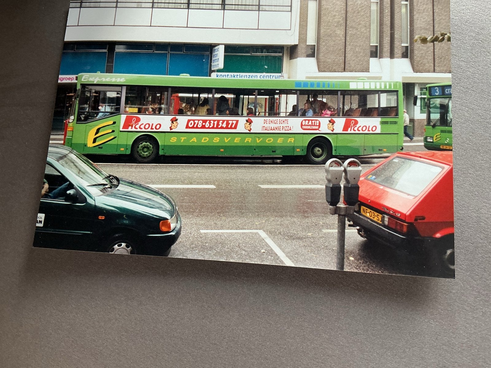 Vintage foto van stadsbus met reclame voor pizza, Verzenden, Gebruikt, Trein, Kaart of Prent