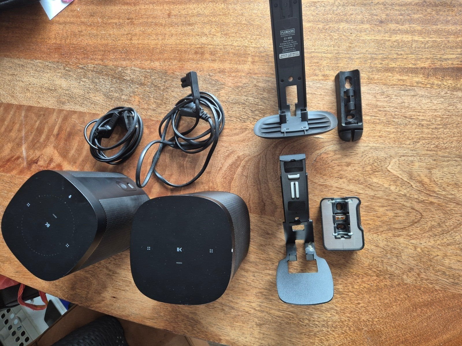 Sonos speakerset One SL en One Gen 2, met standaarden