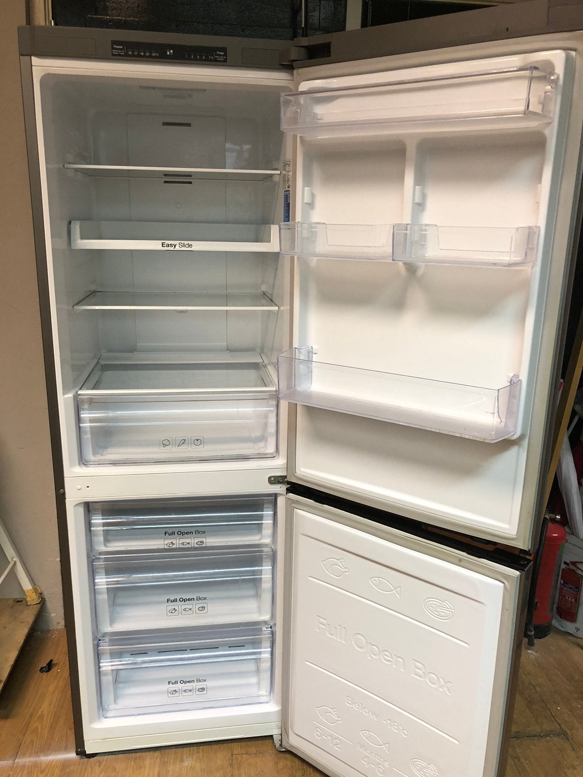 Foto 6 van Samsung koelkast met vriezer. No Frost Waterdispenser aan de