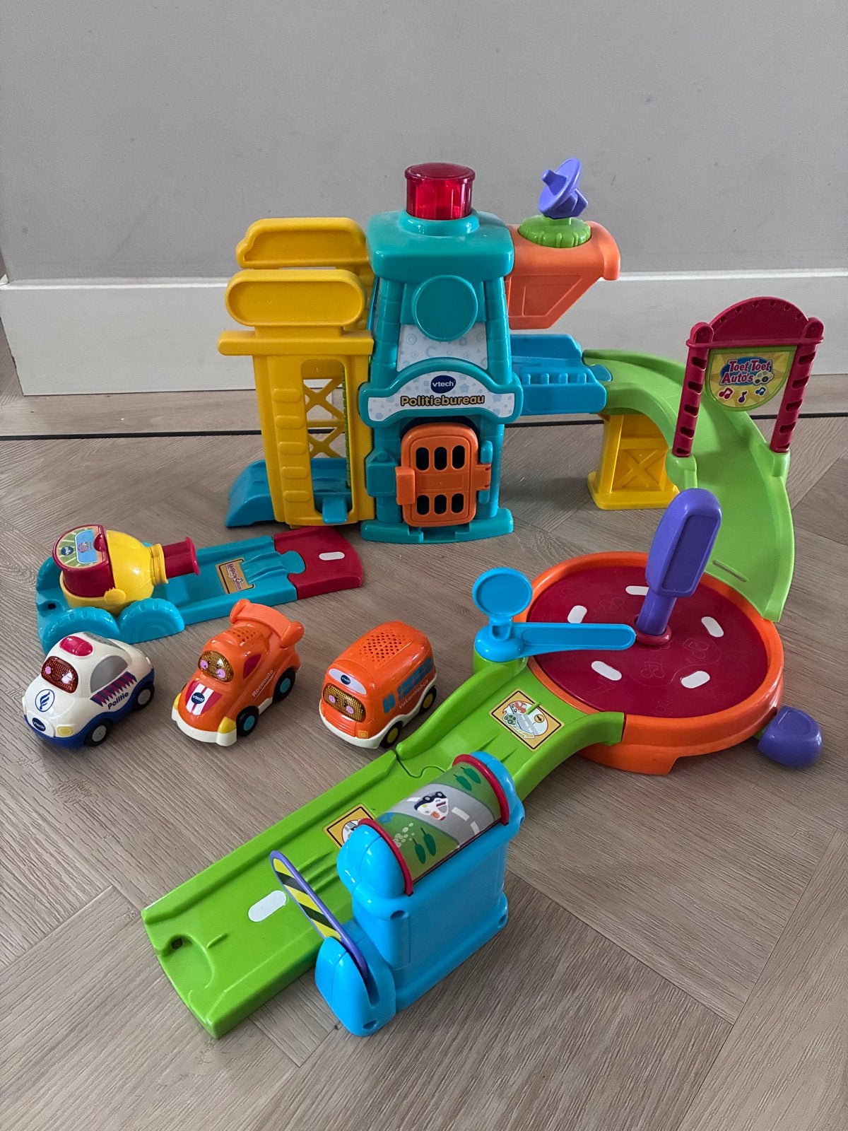 VTech Toet Toet Auto's Politiebureau met autolift en racebaa, Ophalen, Gebruikt