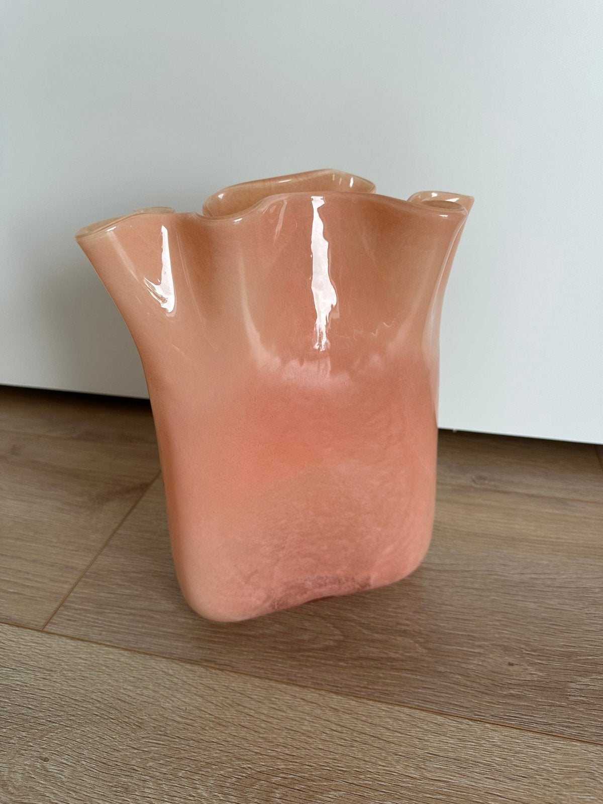 Vintage Retro Glazen Vaas Zalmroze Golvende Rand Organisch, Ophalen, Gebruikt, Glas