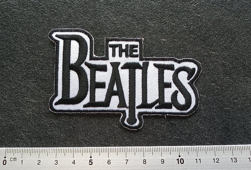 The Beatles mooie shaped zwart/wit logo patch b36, Verzenden, Nieuw, Kleding