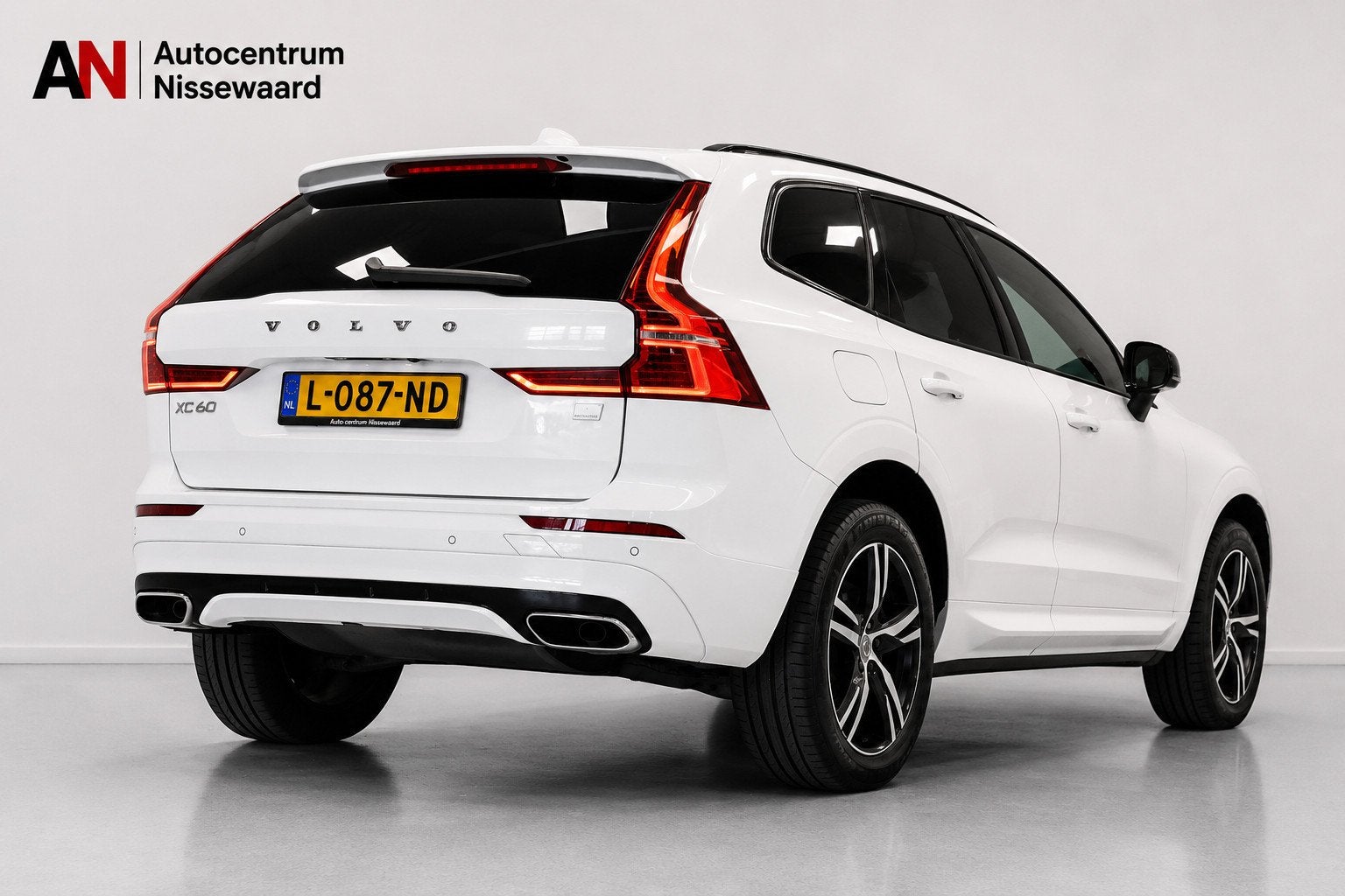 Volvo XC60 2.0 Recharge T8 AWD R-Design |Panoramadak|, Automaat, Gebruikt, 1969 cc, 138 €/maand
