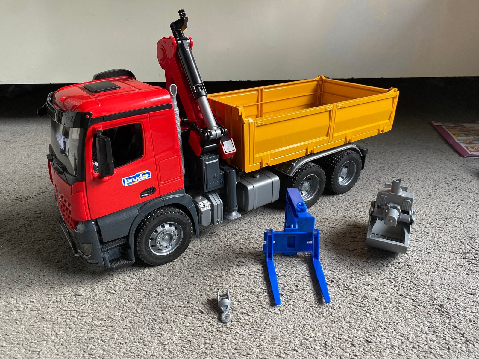 Te koop Bruder 3651 Mercedes Arocs kiepauto met kraan, Ophalen, Zo goed als nieuw