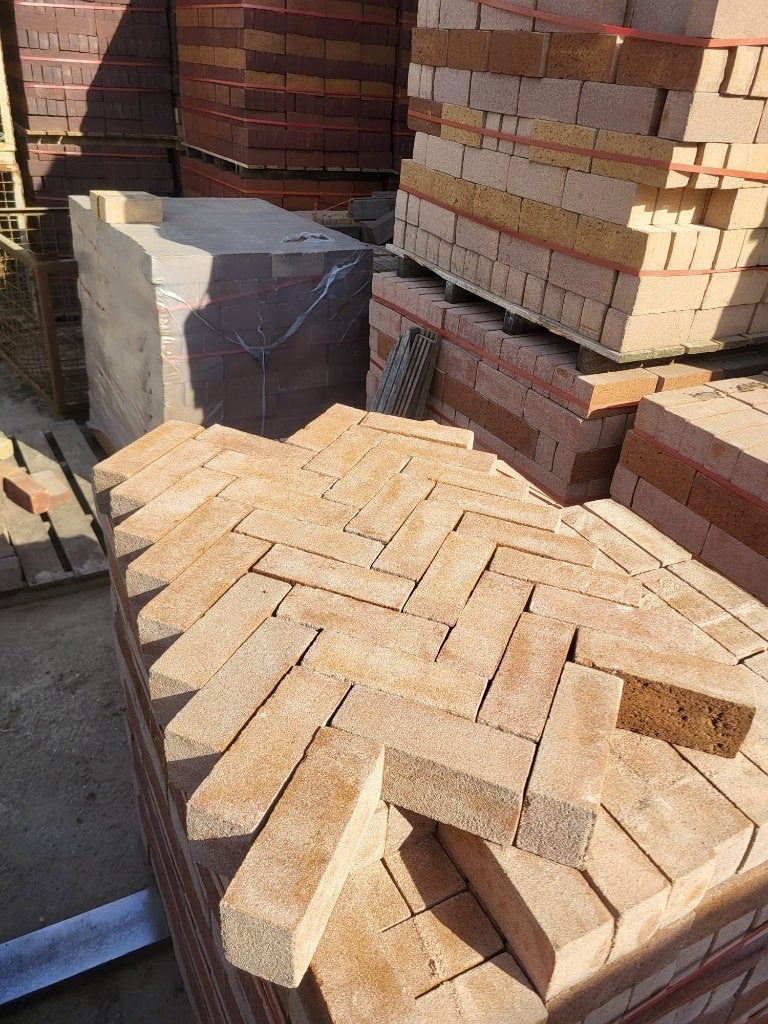 600m2 nieuw gebakken dikformaat klinkers geel genuanceerd, Ophalen, Keramiek, Klinkers, Nieuw