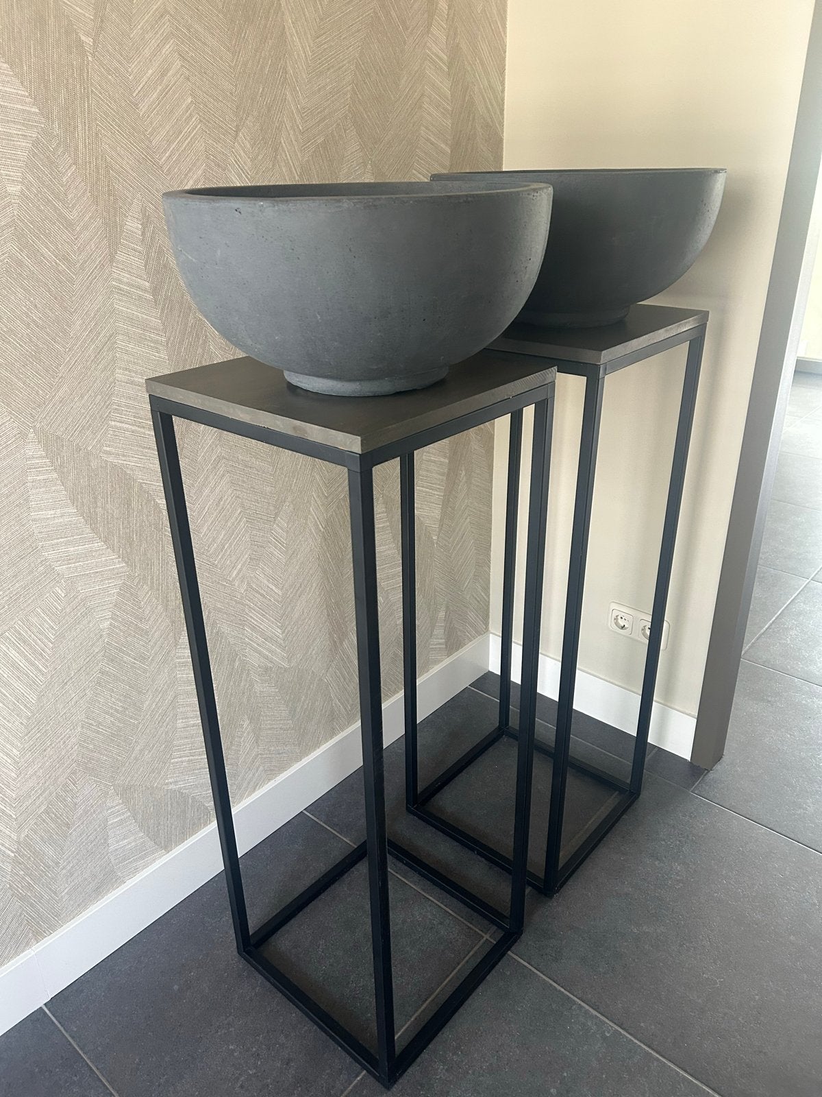 Set van 2 moderne plantenstandaards met bijpassende potten, Huis en Inrichting, Ophalen, Gebruikt, Zwart, Metaal