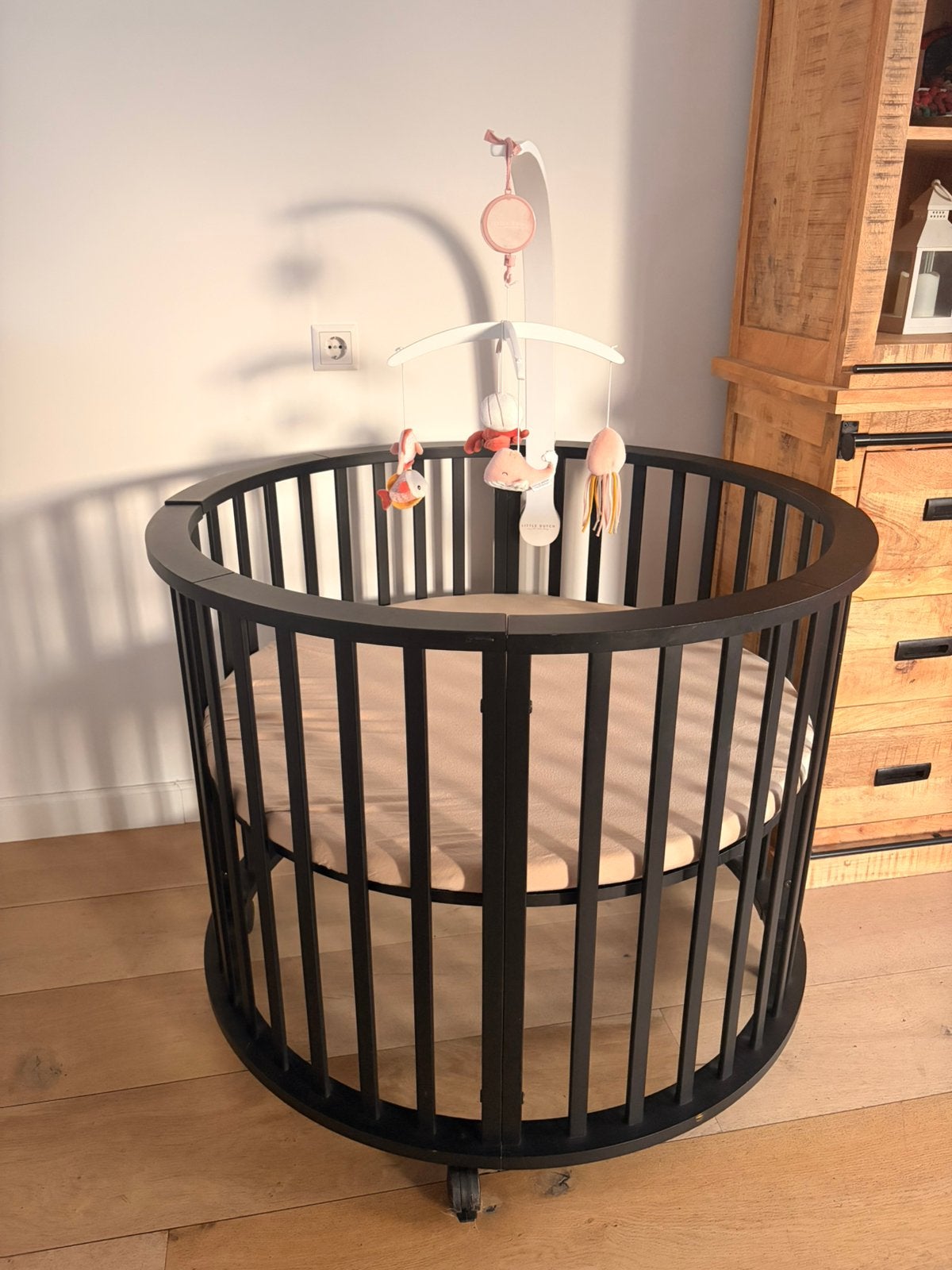 Mooie ronde zwarte box op wieltjes, Ophalen, Gebruikt, Rond, Wieltjes