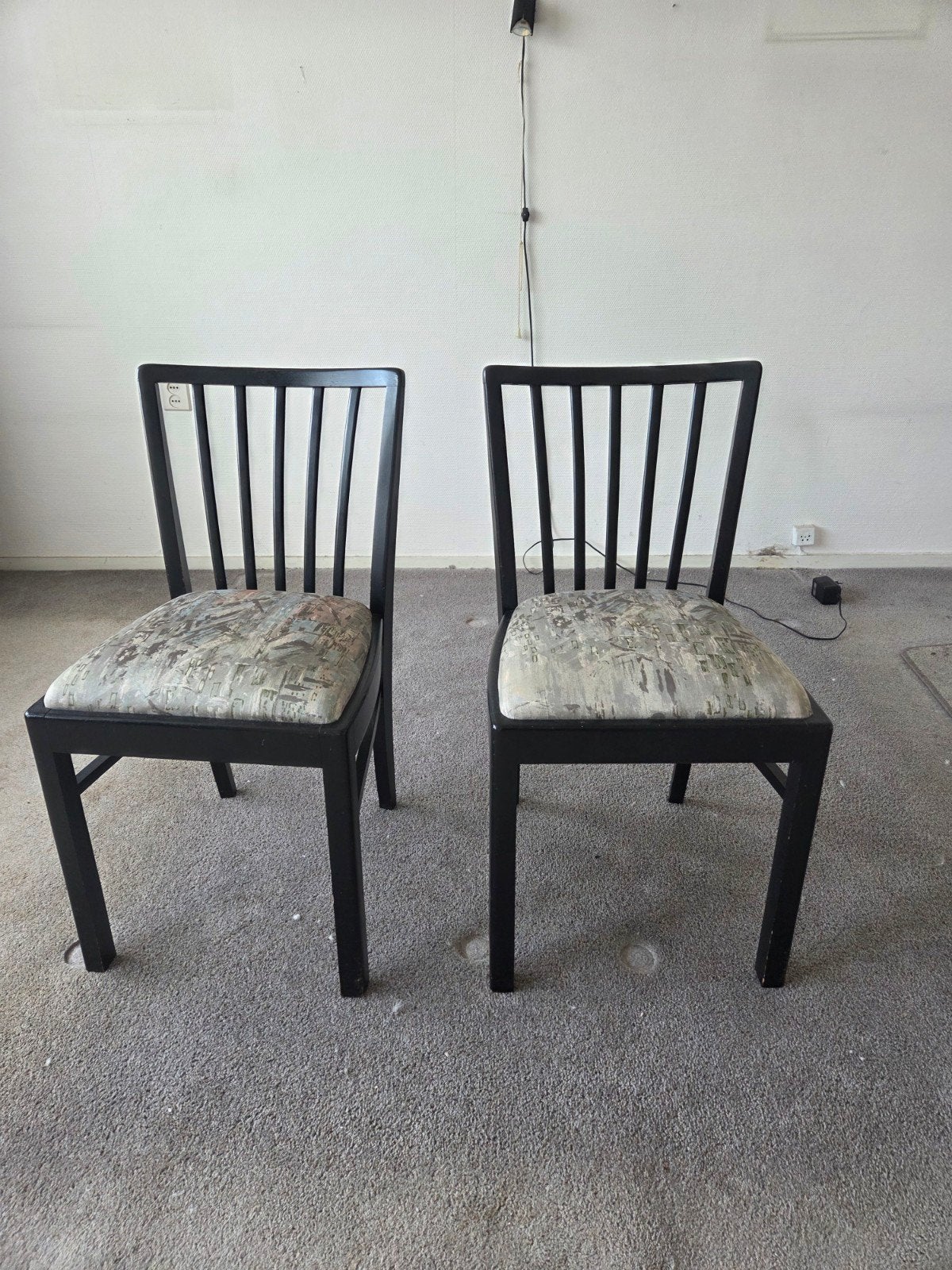 Set van 2 zwarte houten stoelen met gestoffeerde zitt, Ophalen, Hout, Gebruikt, Twee