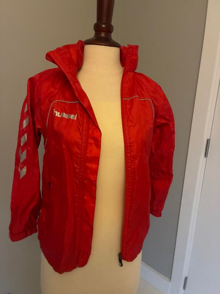 Hummel rode (voetbal) regenjas maat 140, Jongen of Meisje, Sport- of Zwemkleding, Ophalen of Verzenden, Zo goed als nieuw