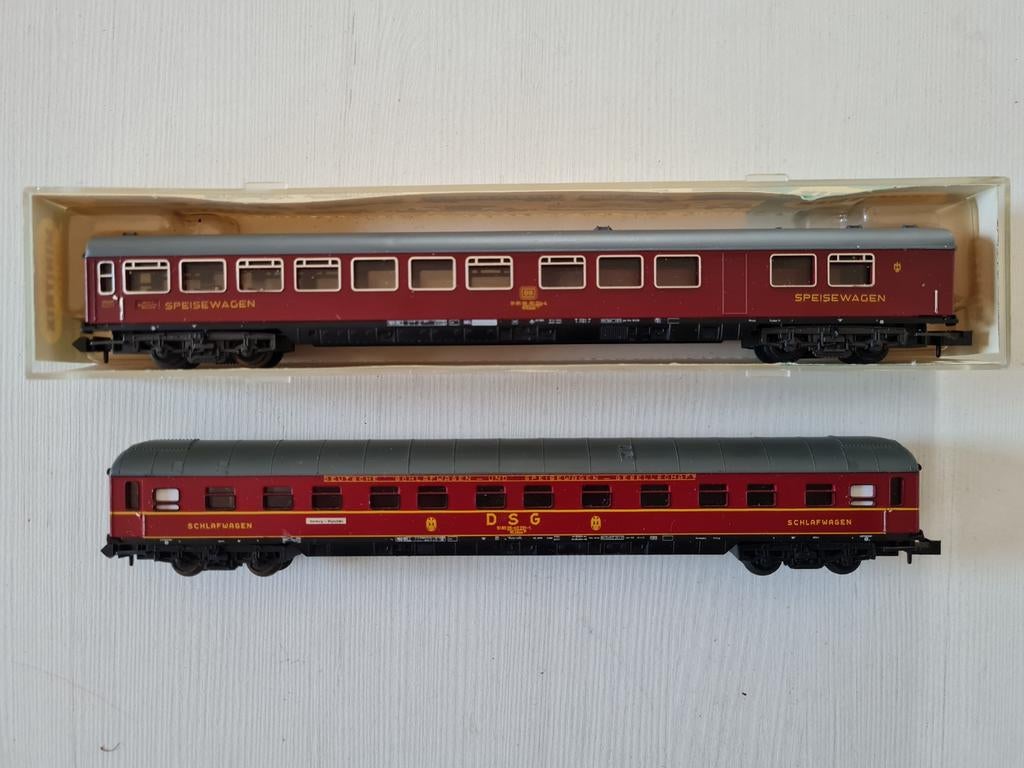 2 Nette Minitrix DSG rijtuigen 3083/3085
