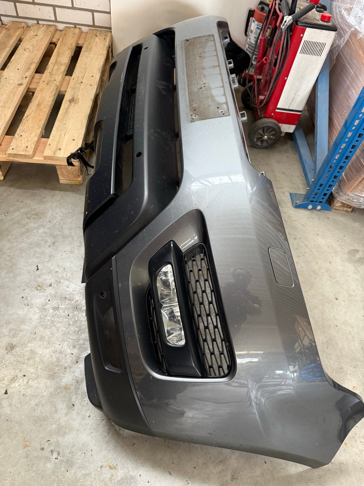 Voorbumper Range Rover Sport L494 2016 Compleet met mistlamp, Voor, Ophalen of Verzenden, Bumper, Gebruikt