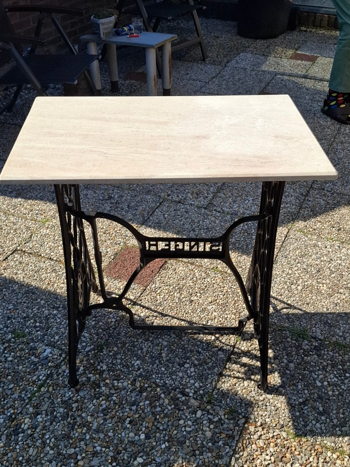 tafel met marmer blad op Singer onderstel, Ophalen