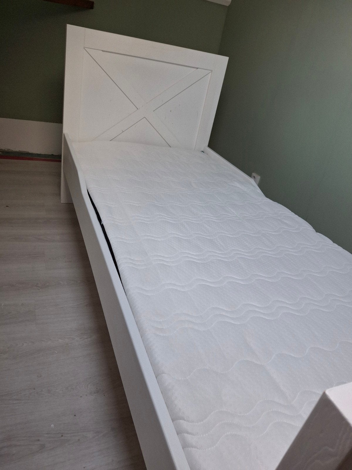 WOOOD Kinderbed 90x200 incl. valhekjes, lattenbodem & matras, Kinderen en Baby's, 85 tot 100 cm, Gebruikt, 180 cm of meer, Ophalen
