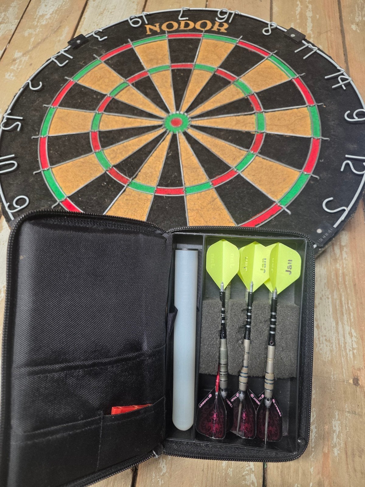 Nodor Wedstrijd Dartbord met Complete Dartset, Ophalen, Zo goed als nieuw, Dartbord met pijlen
