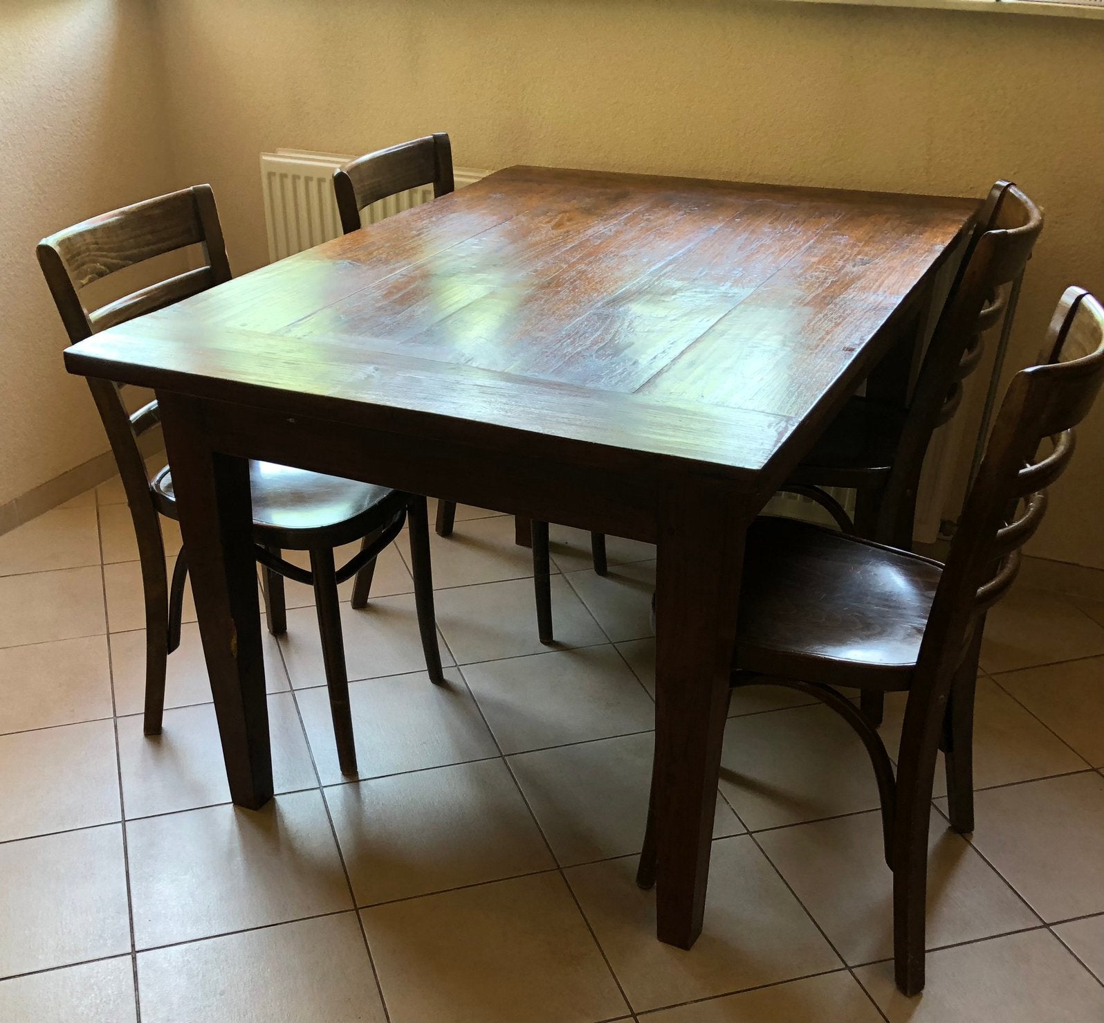 Robuuste taekhouten eettafel incl 4  houten cafestoelen, Ophalen, Gebruikt, 4 tot 6 stoelen