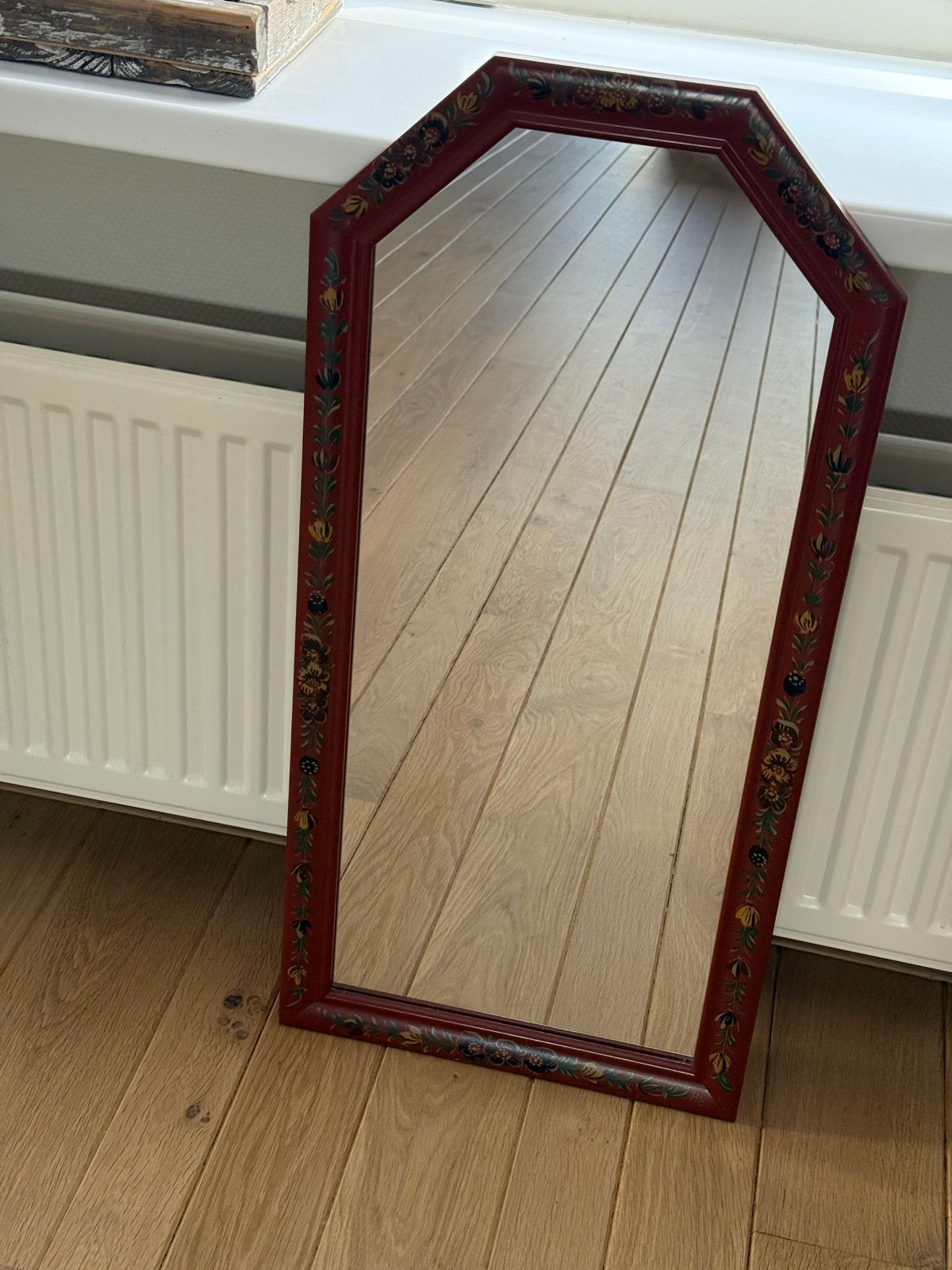 Vintage spiegel met bloemmotief, rood frame, Ophalen of Verzenden, Overige vormen, 50 tot 100 cm, 100 tot 150 cm