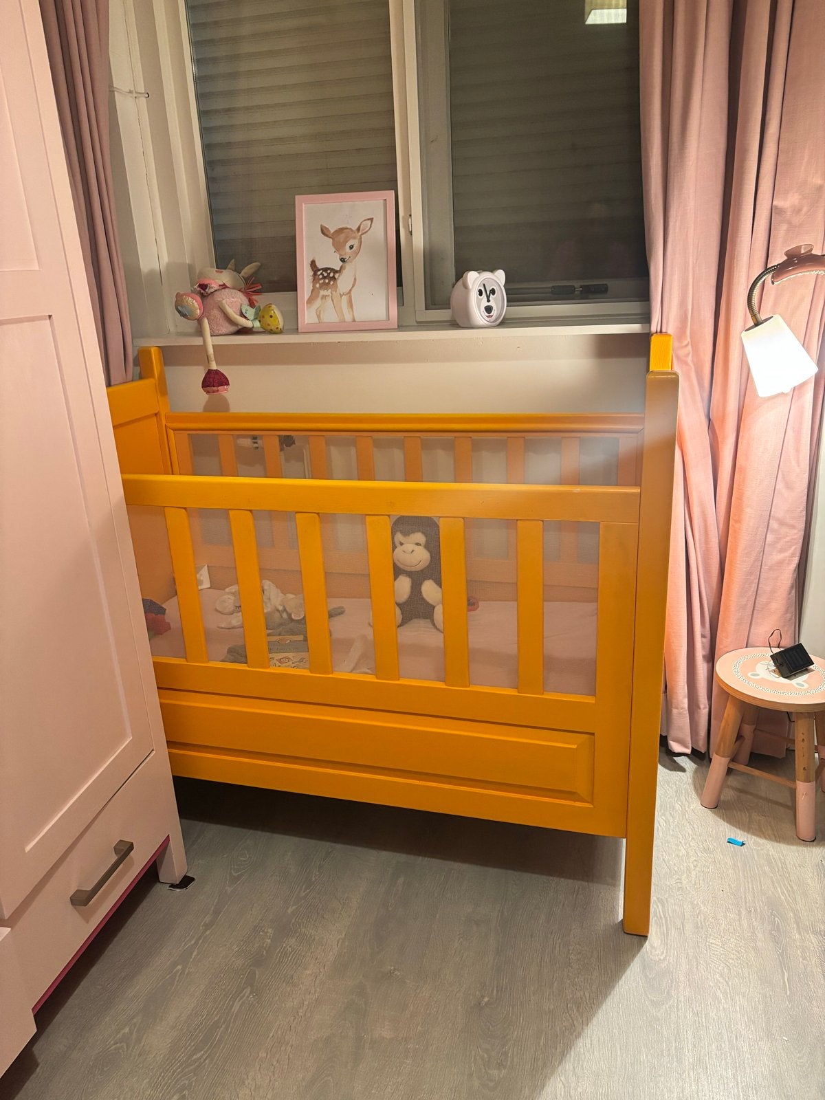 Geel houten ledikantje voor baby of peuter, Kinderen en Baby's, Babywiegjes en Ledikanten, Ophalen, Gebruikt, Ledikant