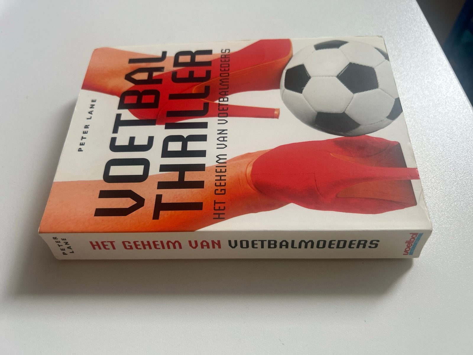 Voetbal Thriller: Het Geheim van Voetbalmoeders - Peter Lane, Ophalen of Verzenden, Gelezen, Nederland