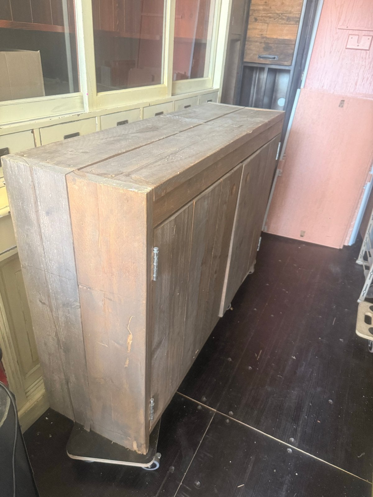Robuuste houten kast met planken en deuren, Ophalen, Gebruikt, 100 tot 150 cm, 25 tot 50 cm
