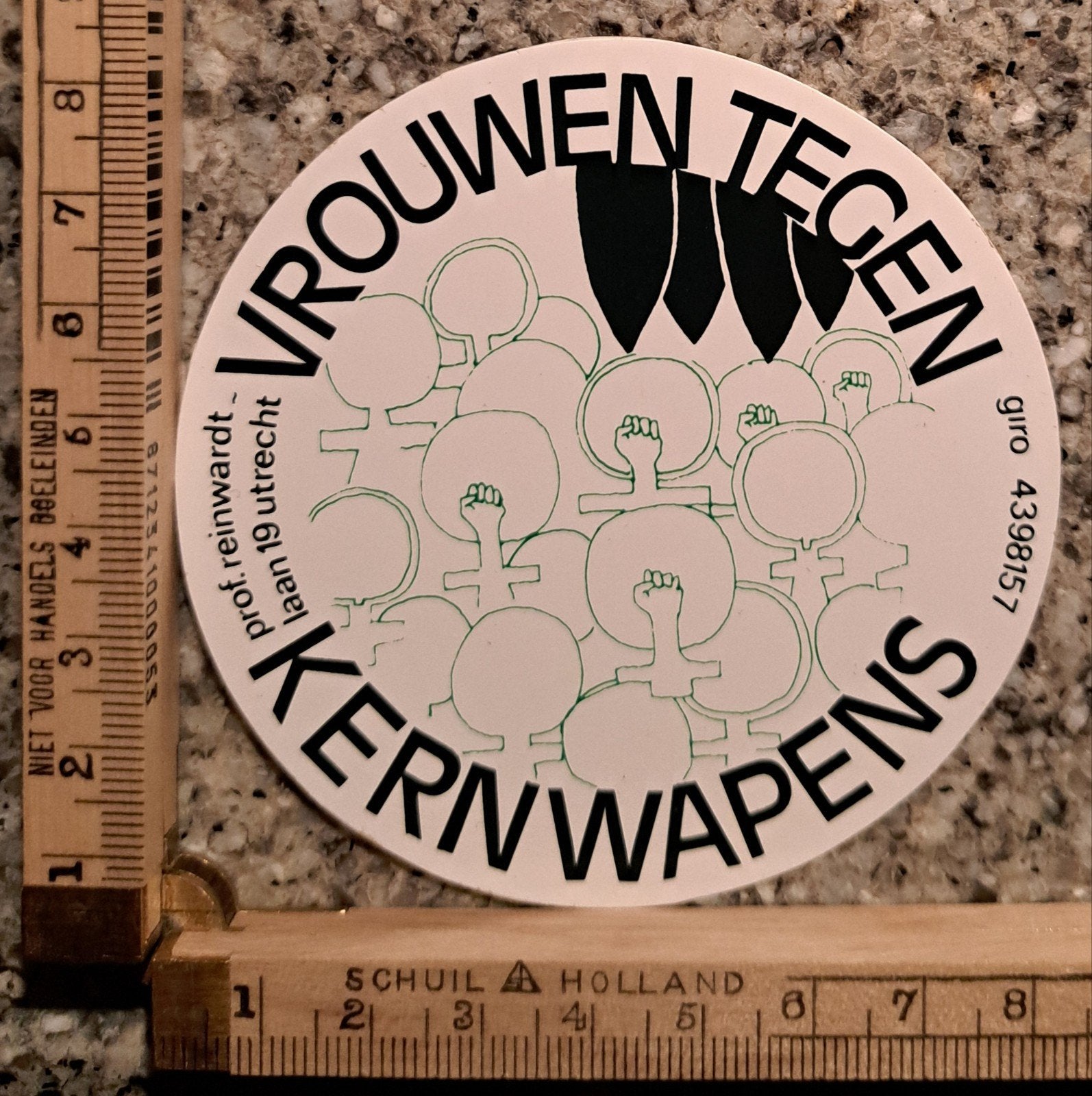 Vintage sticker Vrouwen tegen kernwapens propaganda, Ophalen of Verzenden, Zo goed als nieuw, Strip of Tekenfilm