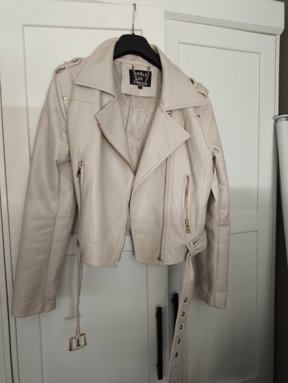 Crème/beige bikerjack met gouden ritsen en ceintuur, Maat 38/40 (M), Beige, Ophalen of Verzenden, Zo goed als nieuw