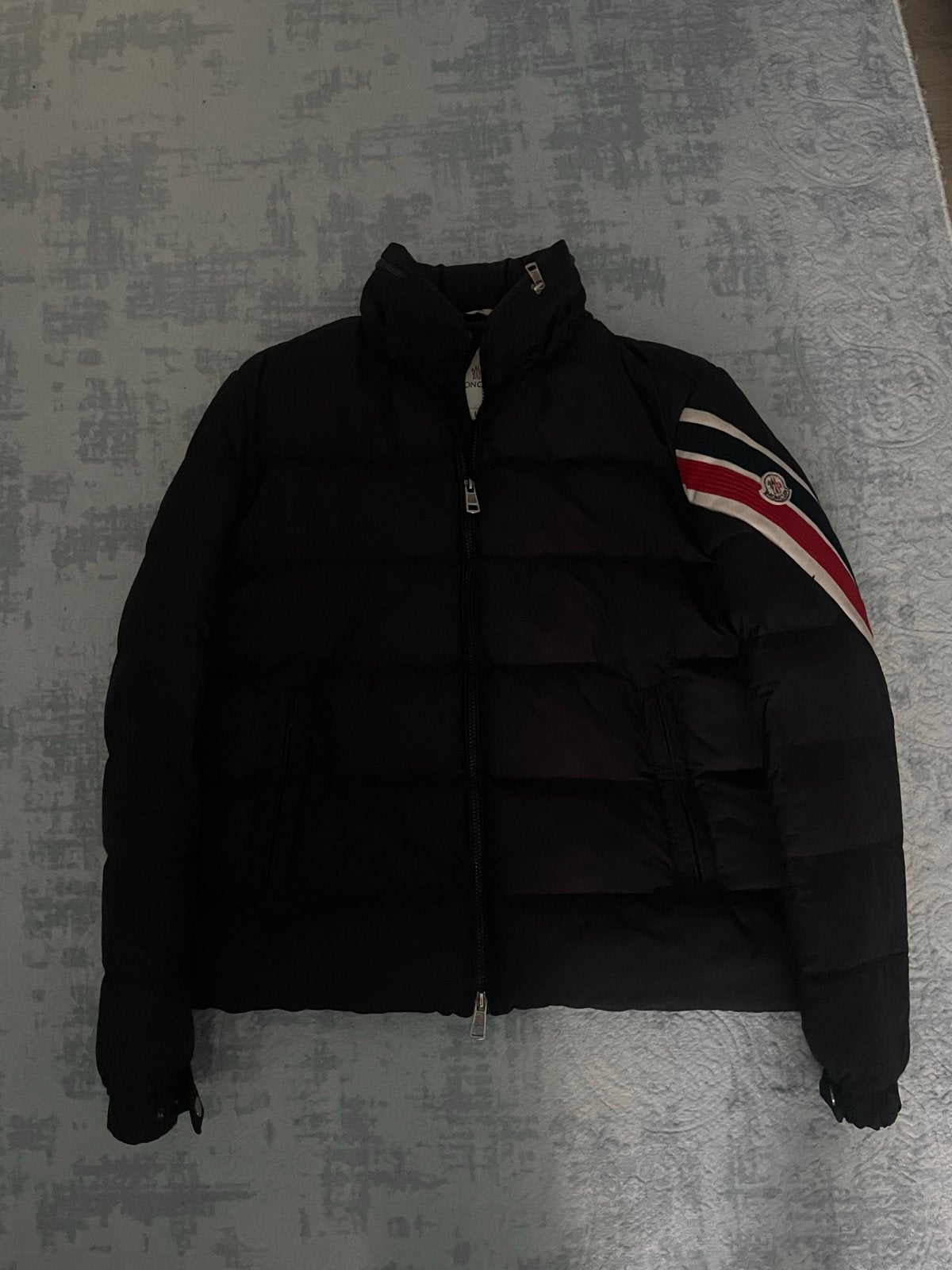 Moncler Maya donsjack zwart met tricolore strepen, Kleding | Heren, Jassen | Winter, Ophalen of Verzenden, Zo goed als nieuw, Maat 52/54 (L)