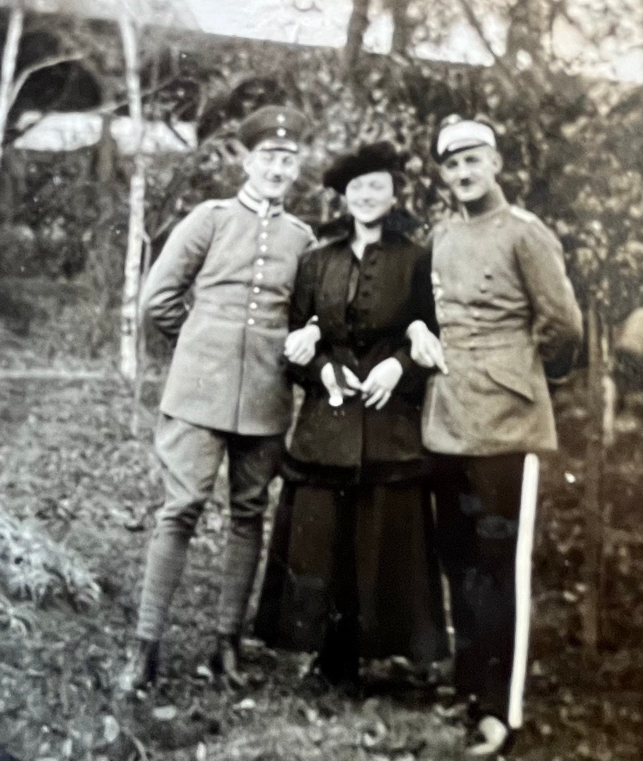 WO1 DUITS Zw/w foto 2 officieren met een vrouw, Verzenden, Landmacht, Duitsland, Foto of Poster