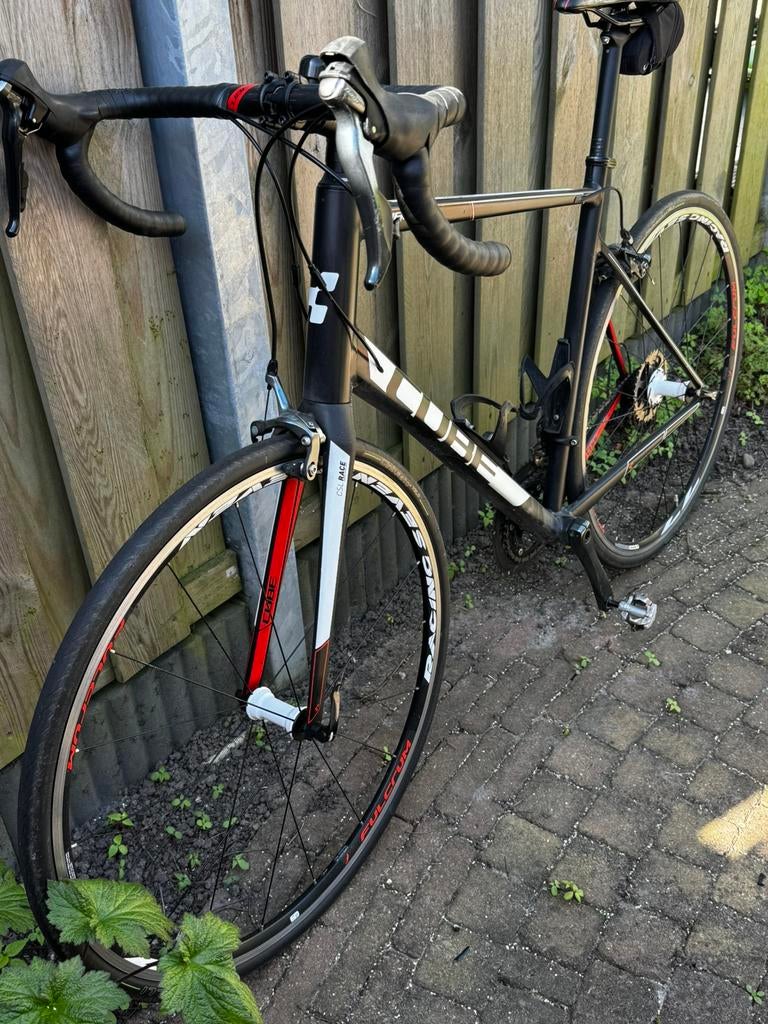 Cube Attain Race, 28 inch, Gebruikt, Velgrem, Aluminium