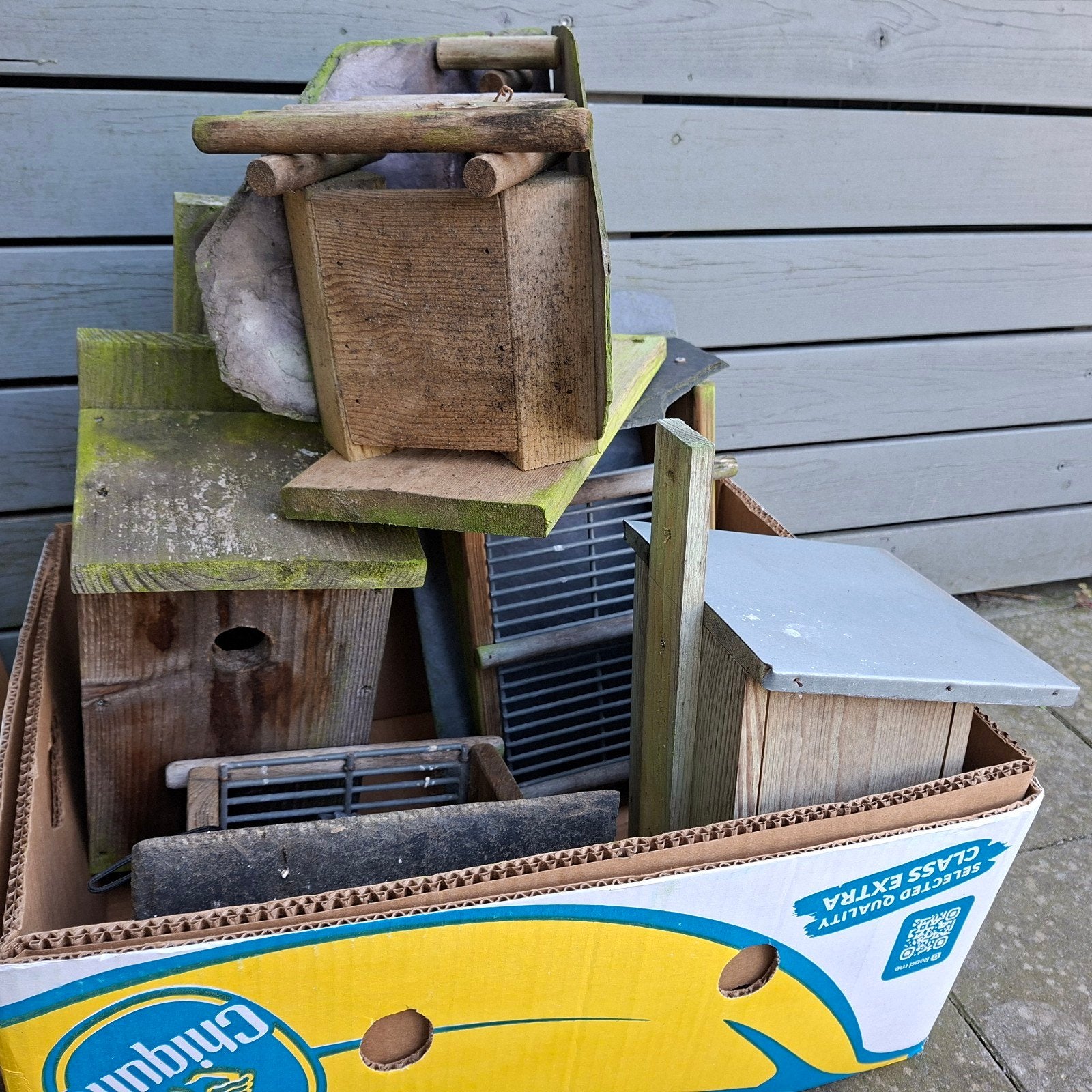 7 vogelhuisjes (3 nestkastjes, 4 voederhuisjes) + zak voer, Ophalen of Verzenden, Gebruikt