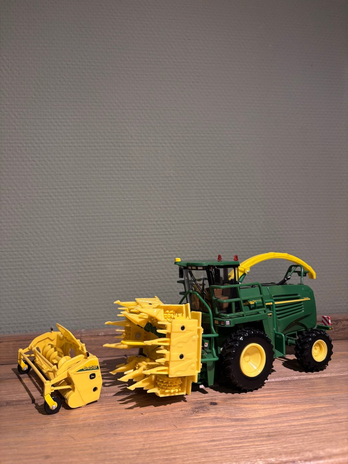 John Deere 7500 hakselaar Britains 1.32 met maisbek pick up, Hobby en Vrije tijd, Ophalen of Verzenden, Zo goed als nieuw, Tractor of Landbouw