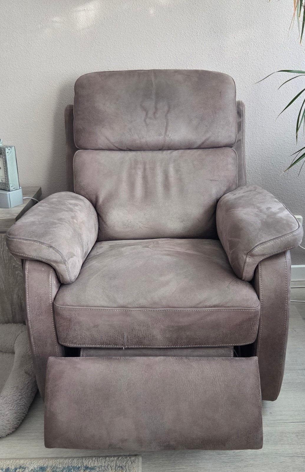 Comfortabele relaxfauteuil - Grijs suède look, Huis en Inrichting, Ophalen, Modern, Comfortabel, Gebruikt, 75 tot 100 cm