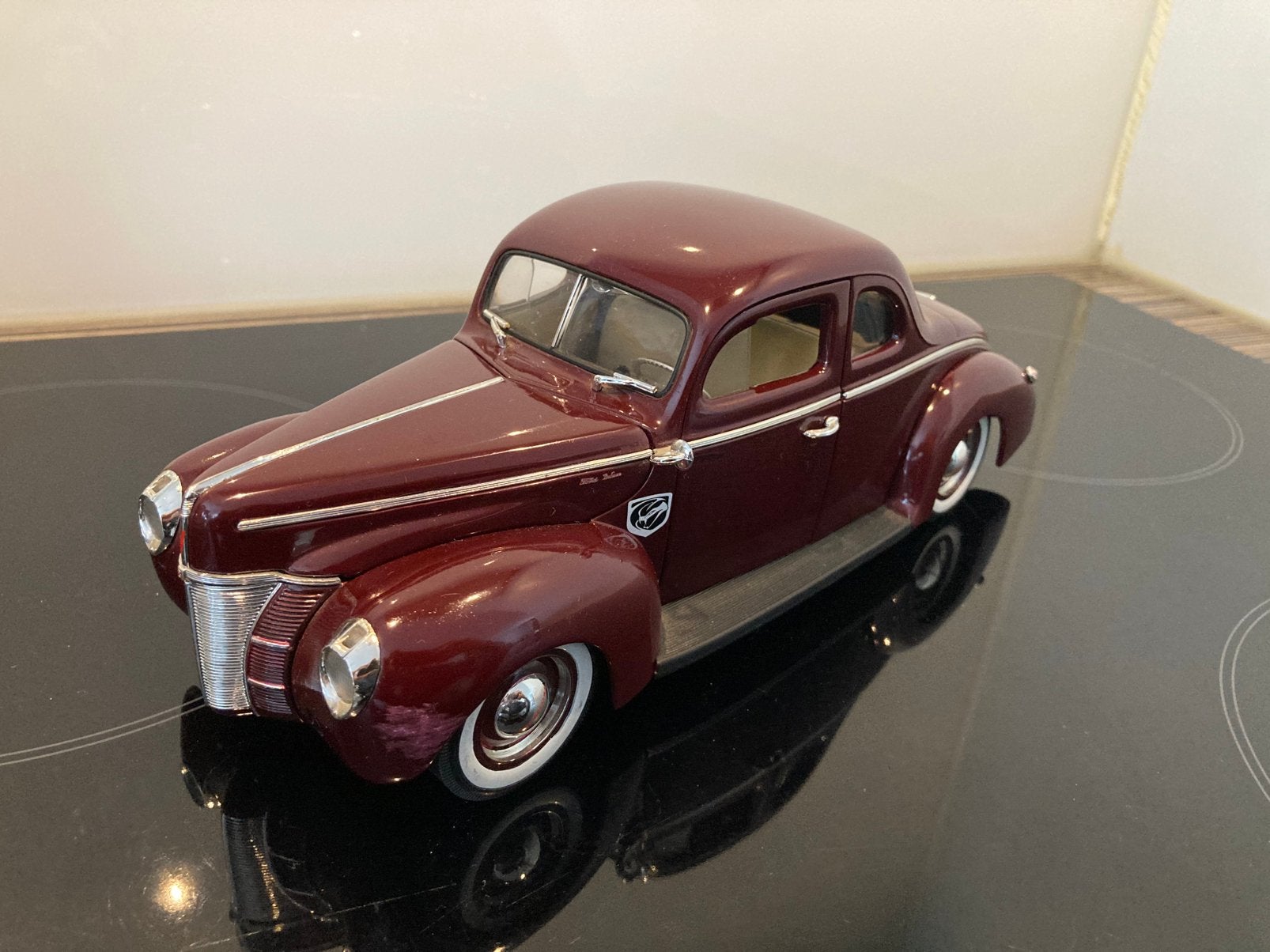 Ford Deluxe V10 custom, Hobby en Vrije tijd, Modelauto's | 1:18, Ophalen of Verzenden, Zo goed als nieuw, Auto, ERTL